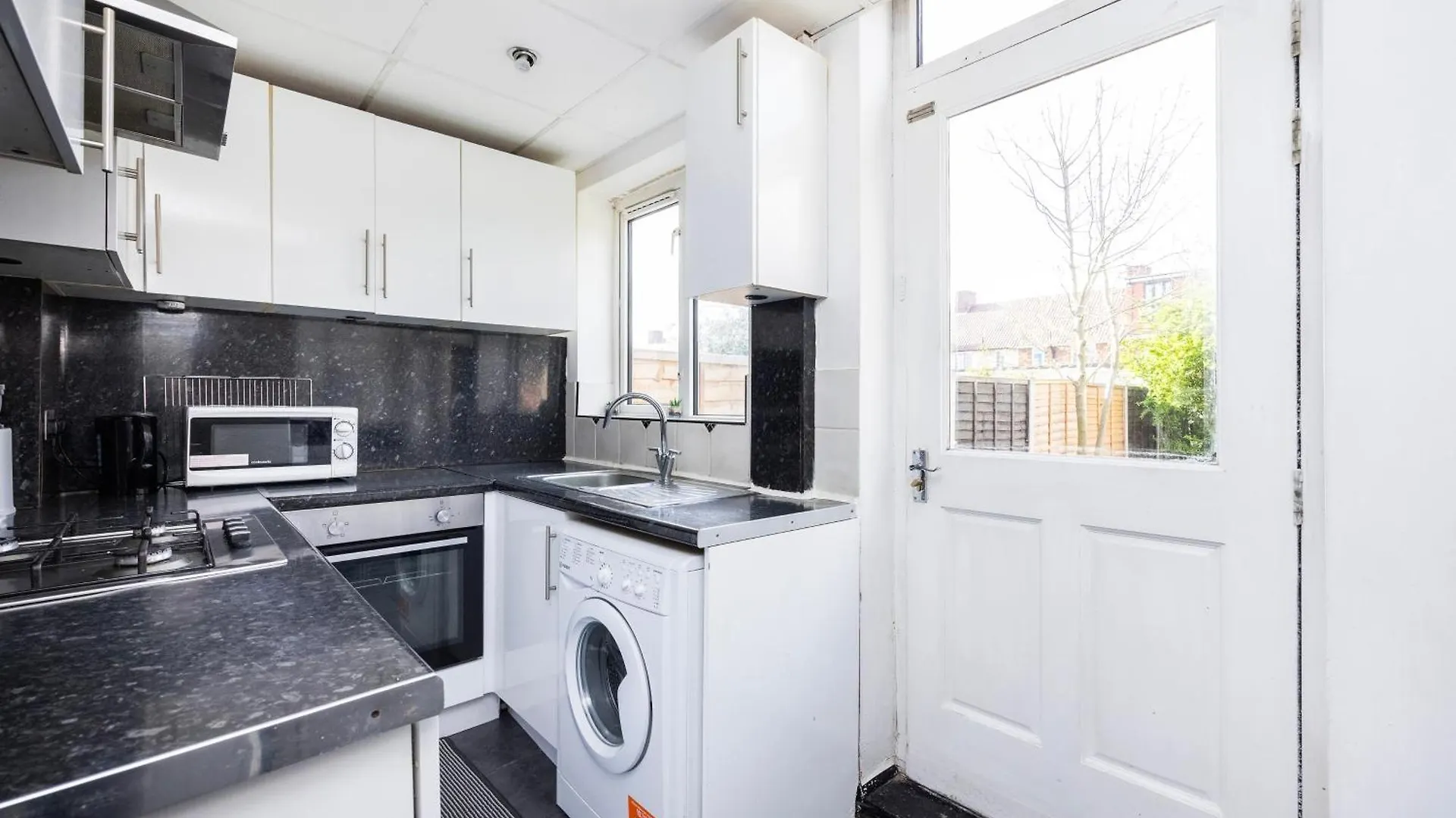 Heads On Bed - Dagenham 3Bedrooms House Walk To Station With Parking