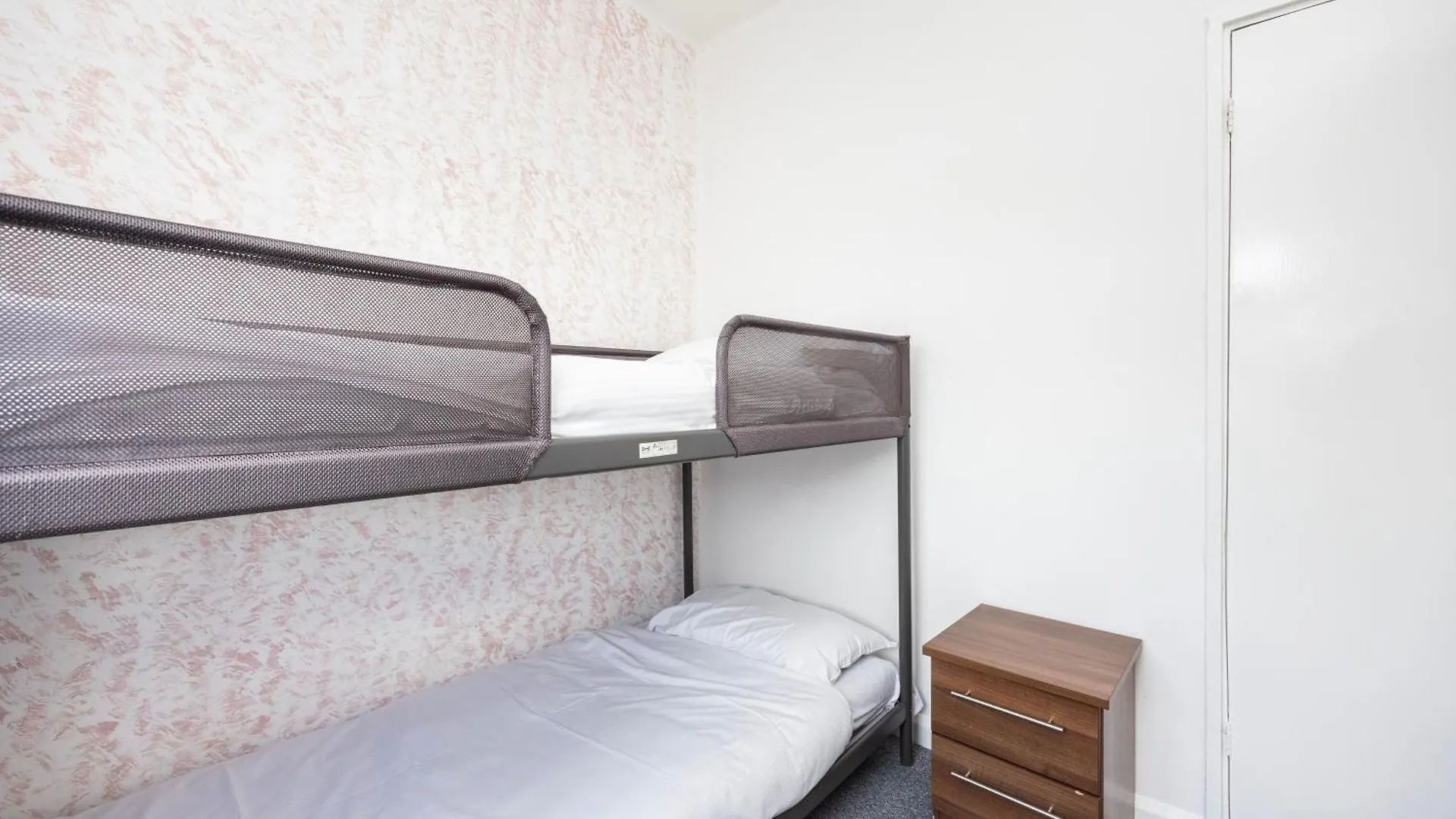 Heads On Bed - Dagenham 3Bedrooms House Walk To Station With Parking United Kingdom