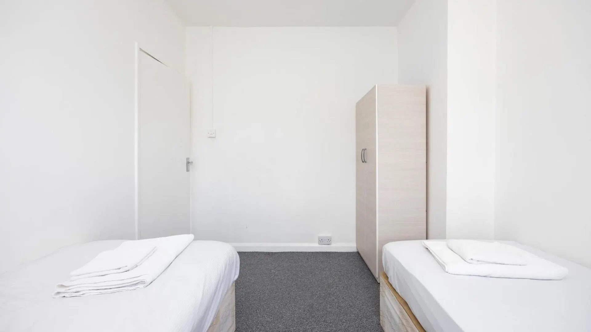 Semesterbostad Heads On Bed - Dagenham 3Bedrooms House Walk To Station With Parking Storbritannien