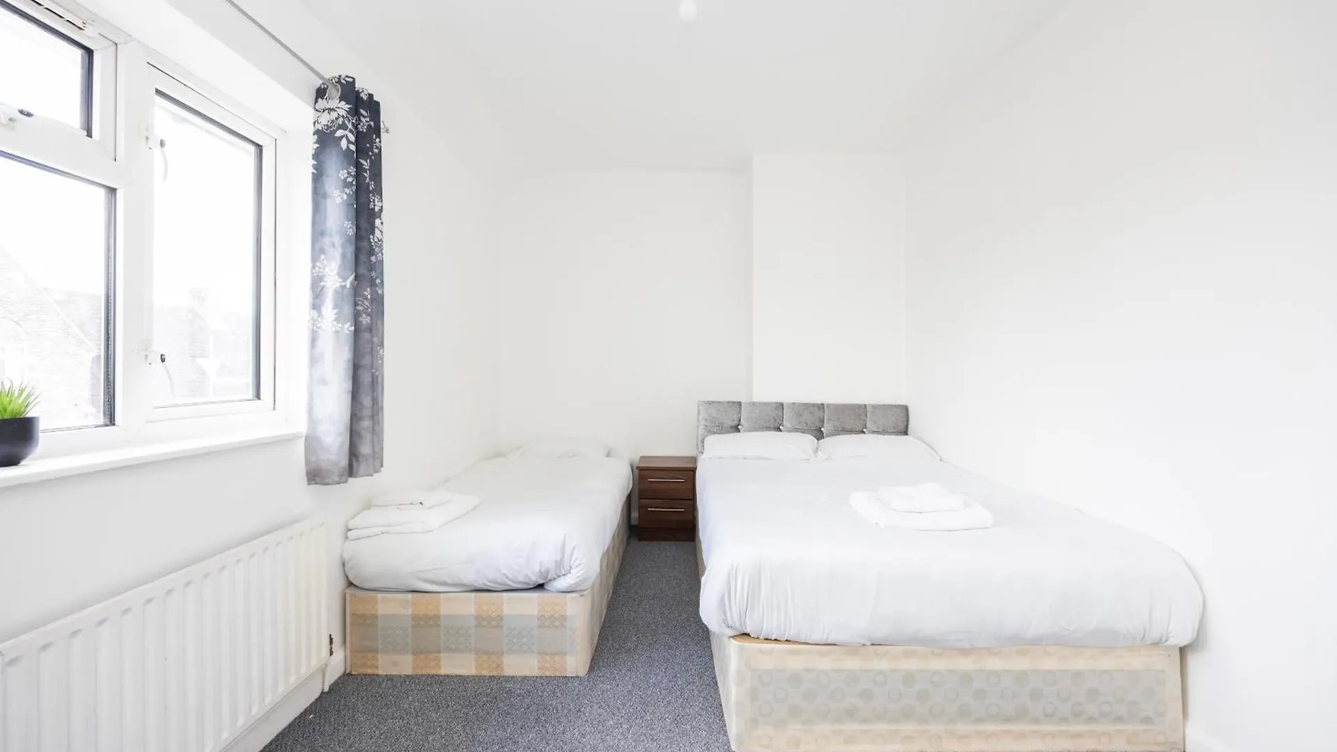 Heads On Bed - Dagenham 3Bedrooms House Walk To Station With Parking Semesterbostad