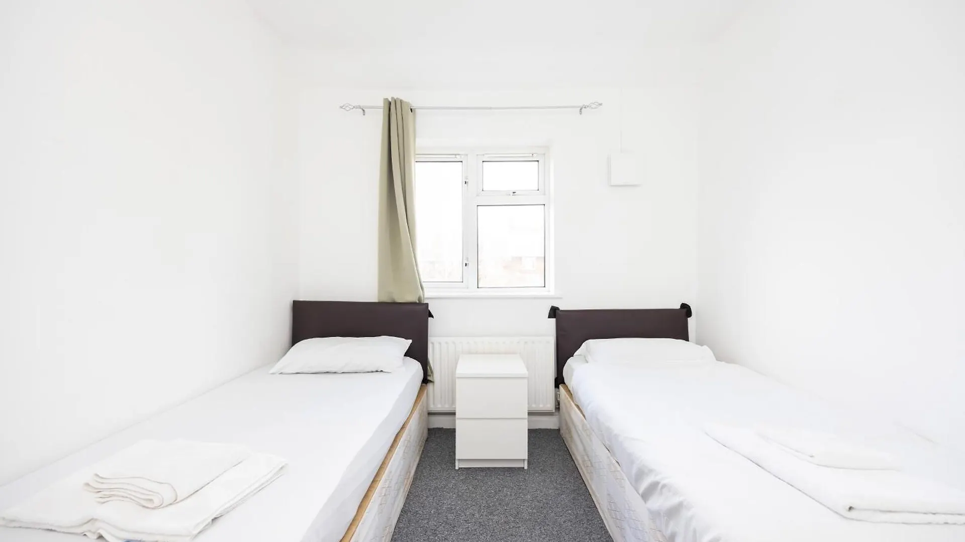 Semesterbostad Heads On Bed - Dagenham 3Bedrooms House Walk To Station With Parking