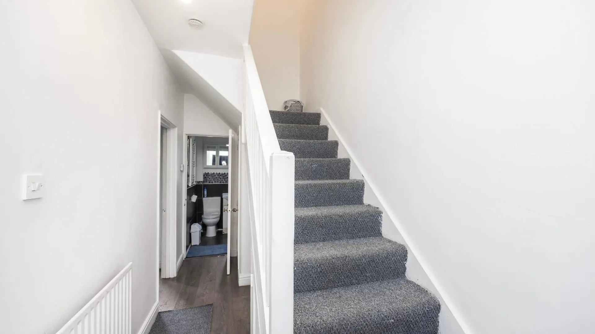 Semesterbostad Heads On Bed - Dagenham 3Bedrooms House Walk To Station With Parking