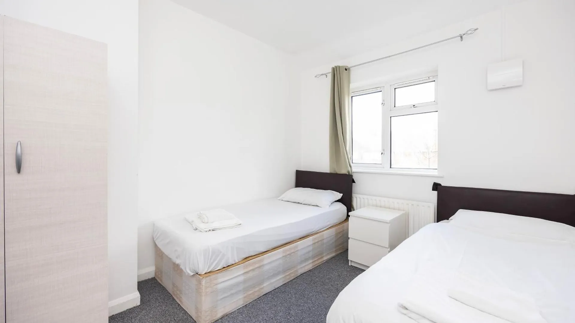 Heads On Bed - Dagenham 3Bedrooms House Walk To Station With Parking