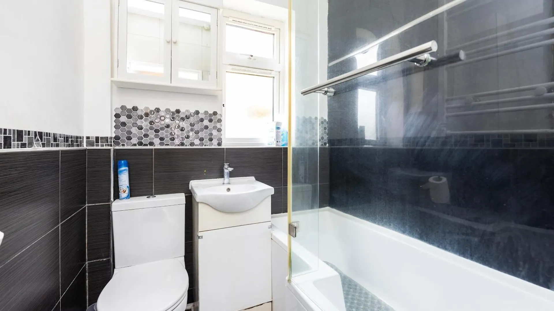 Semesterbostad Heads On Bed - Dagenham 3Bedrooms House Walk To Station With Parking