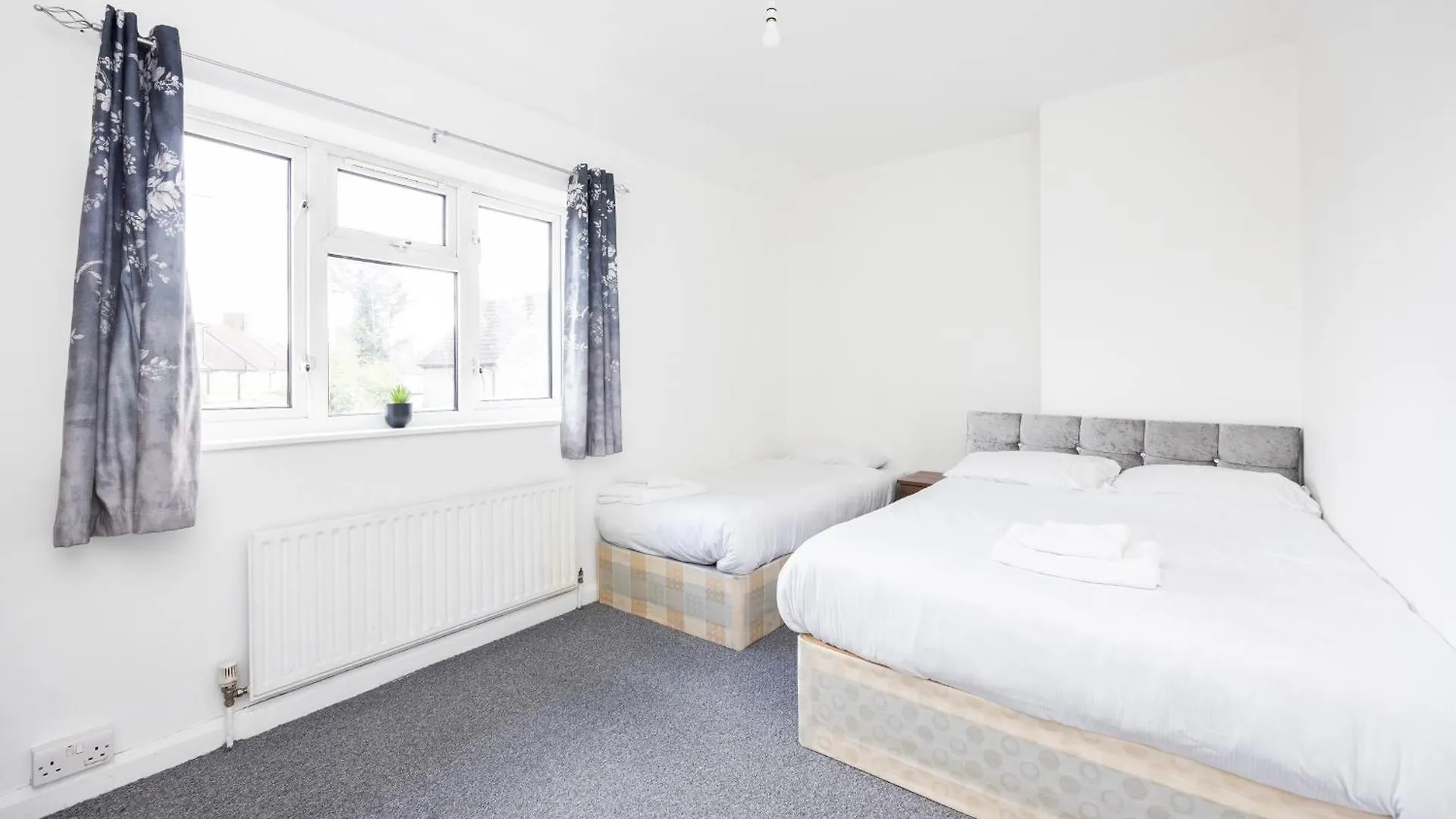 Semesterbostad Heads On Bed - Dagenham 3Bedrooms House Walk To Station With Parking