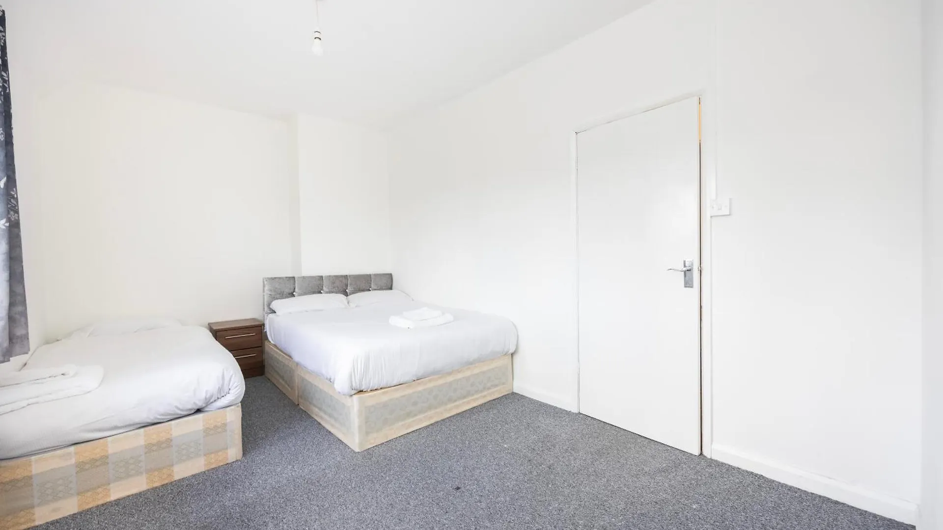 Heads On Bed - Dagenham 3Bedrooms House Walk To Station With Parking Semesterbostad