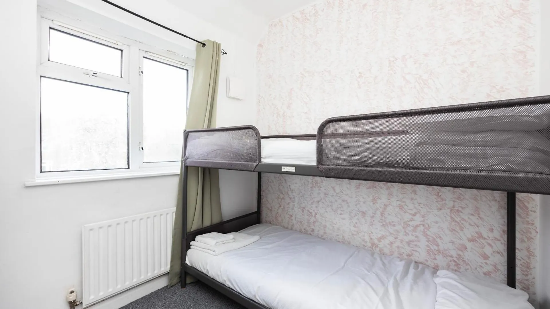 Heads On Bed - Dagenham 3Bedrooms House Walk To Station With Parking 0*,  Storbritannien